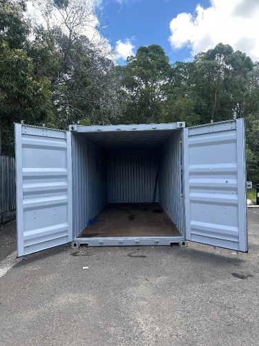 20ft shipping container - good to excellent condition