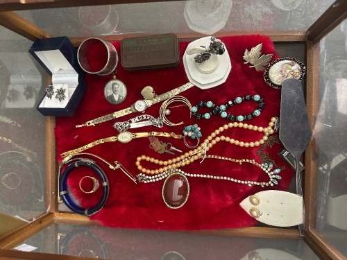 Large Assortment of Jewellery