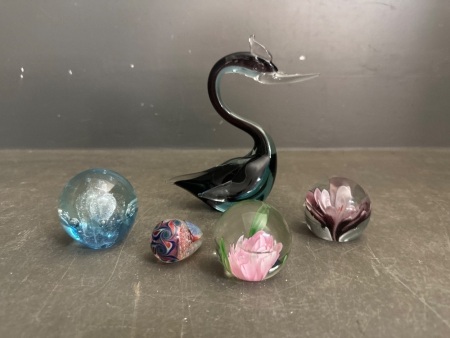 4x Art Glass Paper Weights + 1x Bird Decorator Item