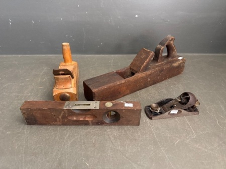 Vintage Tool Lot - Incs 2x Wooden Plane + 1x Stanley Block Plane + 1x Level