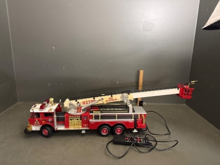 Large Remote Control + Battery Operated New Bright Fire Engine