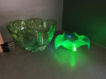 2 Pieces of Japanese Art Glass - 1x Uranium