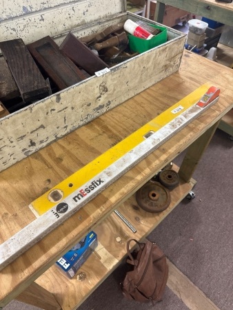 1 Level and 1 Carpet Layers Tape Measure