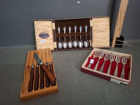 Rodd Nemsia Oyster Forks, Orchards Spoons & Petre Steak Knife Set