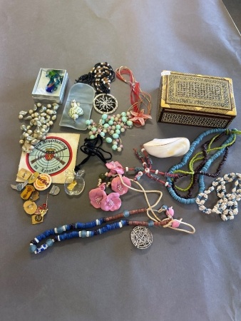 Mixed Vintage Jewellery & Badges