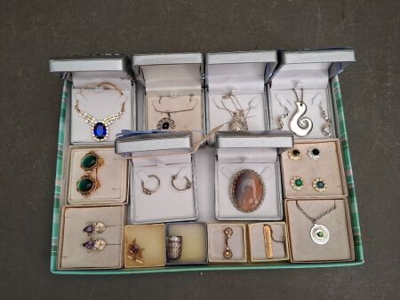 Tray of Vintage & Antique Jewellery Gold & Silver etc