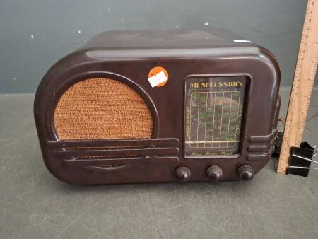 Vintage Mendelssohn Bakelite Mantel Radio