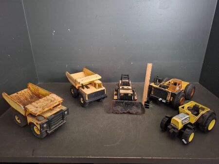 4 x Various Sized Vintage Metal Tonka Trucks + Vintage Plastic Tractor