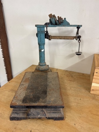 V and T AVERY Platform Scales with Weights