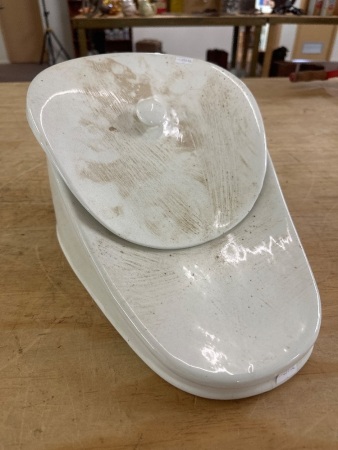 The New Slipper Bed Pan with Lid