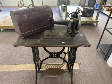 Seidel & Haumann Standing Sewing Machine with Case