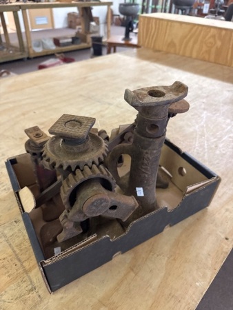 Lot of 5 Vintage Cast Iron Screw Jacks - 1 Marked Woden 231/1
