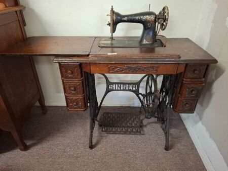 Singer Sewing Machine on Stand Y182968