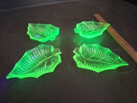 4 x Uranium Glass Leaf Dish