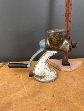 Sponge & Co Meat Grinder - England
