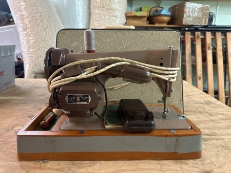 Mid Century Singer Sewing Machine - K9766251 - Made in Great Britain