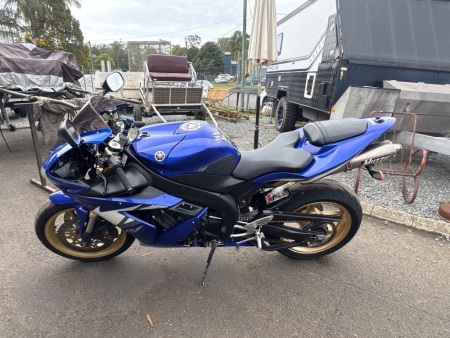 Blue Yamaha YZF-R1 2005 Includes Spare Parts and Equipment