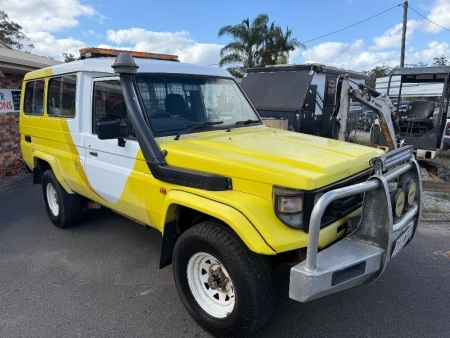 Toyota Landcruiser HZJ78 4WD Troop Carrier - Build Date: 01/03 - 5 speed Manual - 3 seats - dual fuel tanks - electric winch- spot lights - roof mounted light bar - CD/mp3 player - air conditioned - VIN: JTERB71J600015485 - Clean PPSR - Odometer indicati