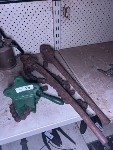 Chain pipe vase and wrenches