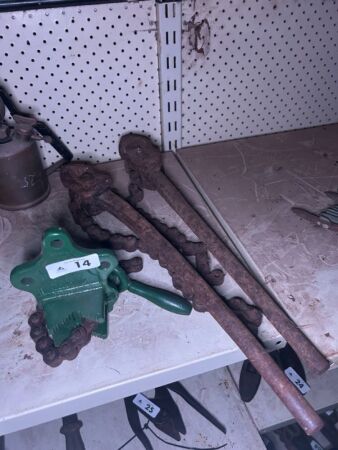 Chain pipe vase and wrenches