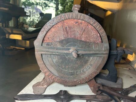 THE SERVANTS FRIEND knife sharpener