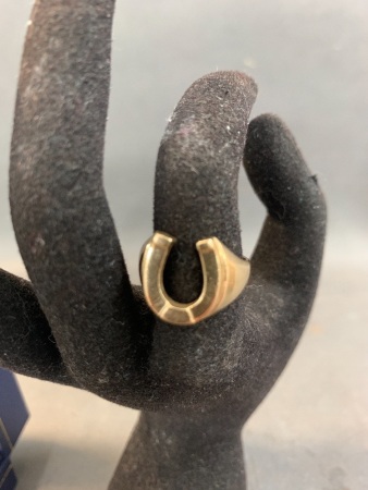 9ct Gold Signet Ring in Shape of Horshoe - 4.4g