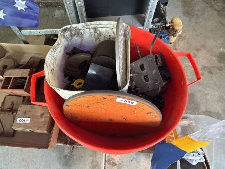 Tub of assorted gramophone parts