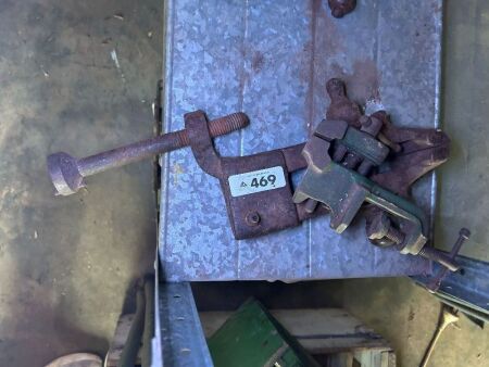 2x small bench mounting vices - 1 incomplete