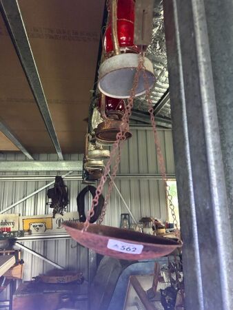 Hanging spring scale with tray