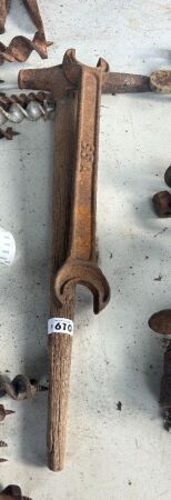 Large spanner and pick