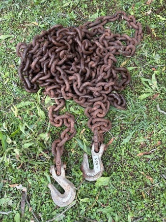 Length of heavy duty chain and hooks