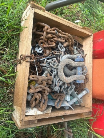 Late D links and chains
