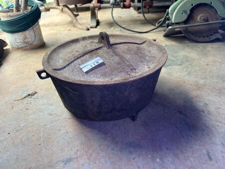 Cast iron 12in camp oven - possibly QLD Rail ganger oven