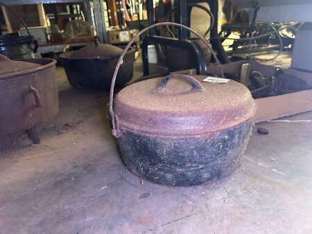 Cast iron 11in camp oven - marked FINDLAY