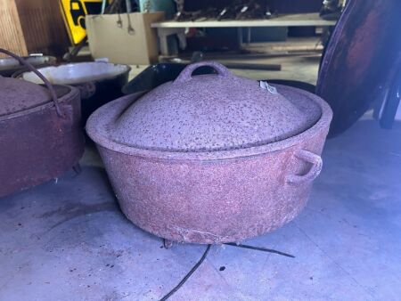 Cast iron 10in camp oven - marked ALBION