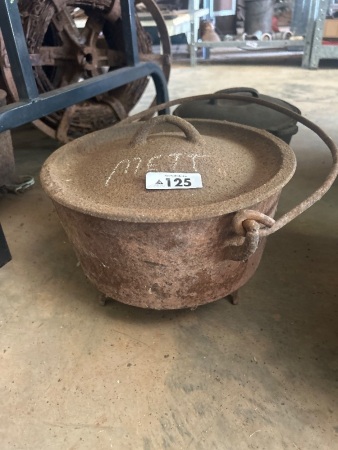 Cast iron 10in camp oven - marked METTERS