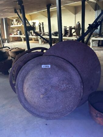 2 large camp oven lids