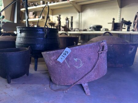 Cast iron 10in camp oven - missing 1 foot