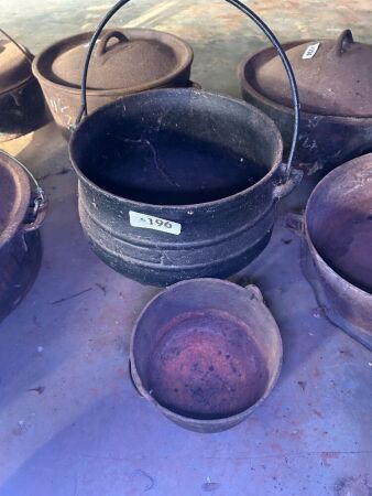 2x 3-legged cast iron cooking cauldron