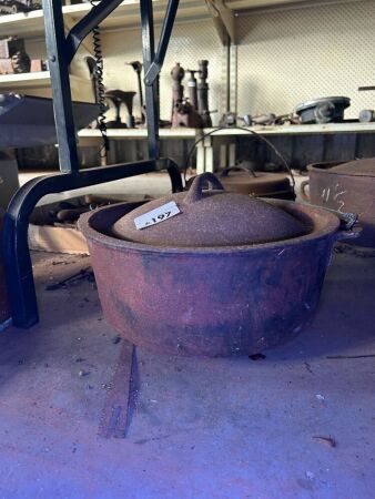 Cast iron 12in camp oven - newer pot with old lid