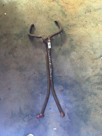 Railway sleeper tongs