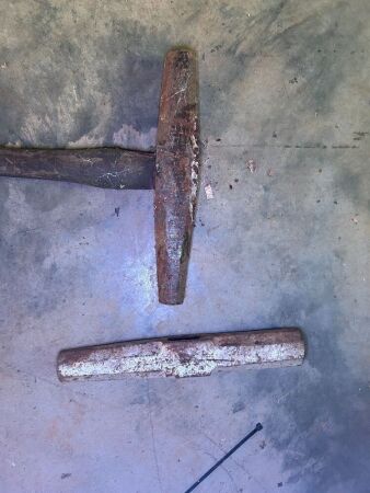 Railway spiking hammer and spare head