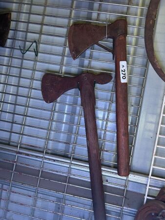 2x throwing axes