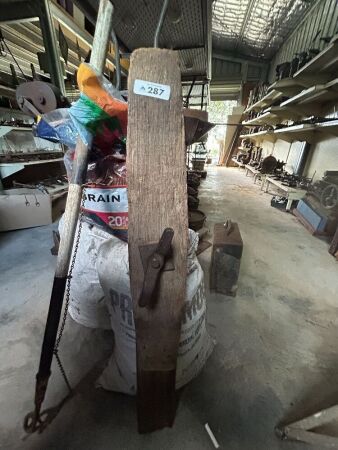 Saddlers stitching knee clamp