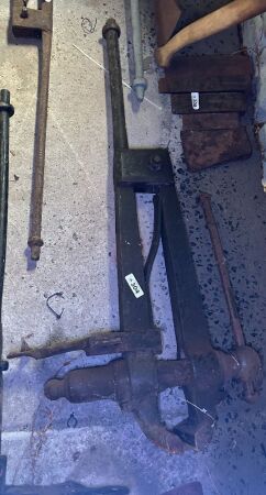 Blacksmiths leg vice