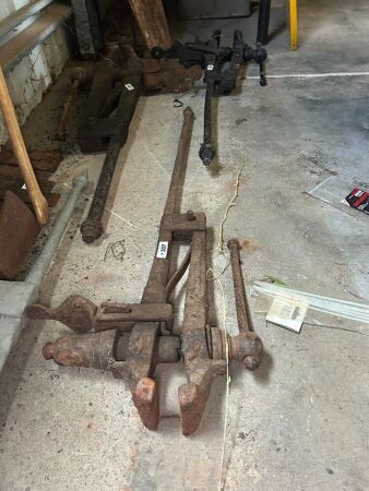 Blacksmiths leg vice