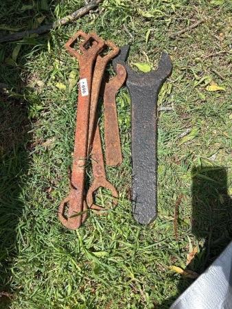 Assortment of plow spanners