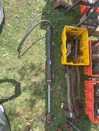 Hydraulic ram