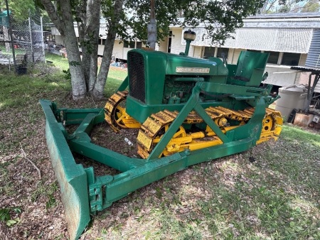 John Deere 1010 crawler/bulldozer - 4-cyl diesel - hydraulic blade - 3PL - PTO - electric starter motor - Serial/engine no. 316617 - indicating 749 hrs