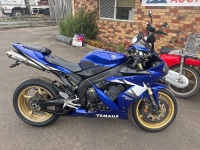 Blue Yamaha YZF-R1 2005 Includes Spare Parts and Equipment - 2